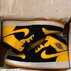 Air Jordan 1 Mids